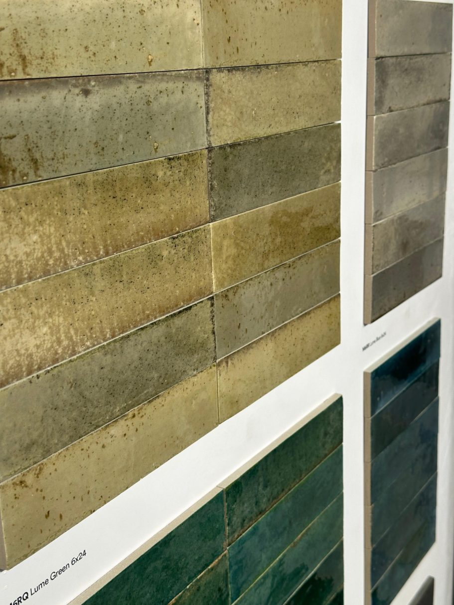 Muestra de azulejos en tonos beige y verdes dispuestos en una cuadrícula.