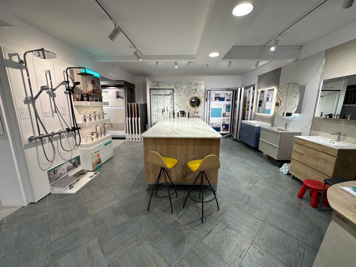 Muestra de un showroom de baños y cocinas, con muebles y accesorios modernos.