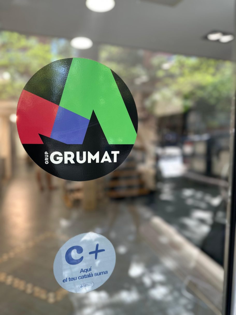 Logo de IGRUMAT en una puerta, con un símbolo visual colorido.