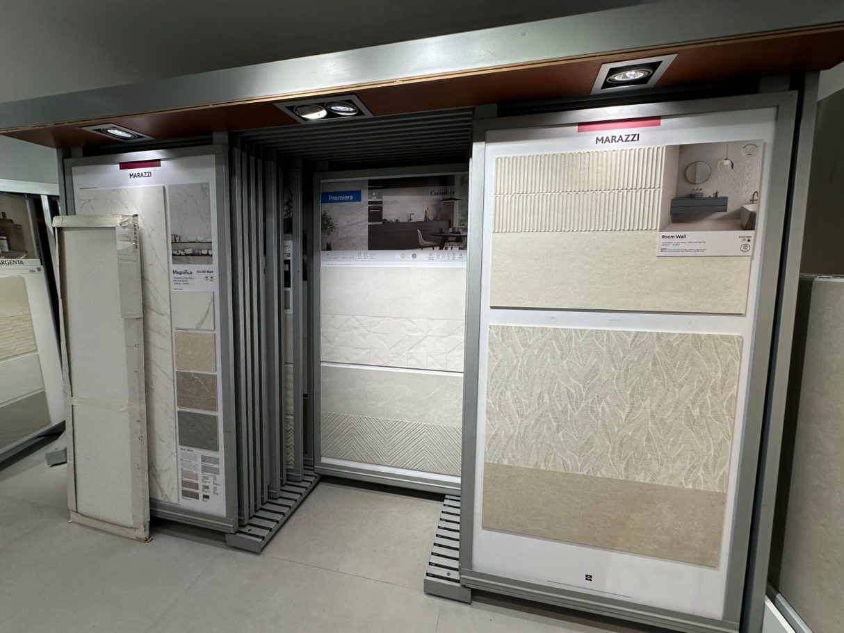 Muestras de azulejos y paneles en un exhibidor en una tienda de decoración.