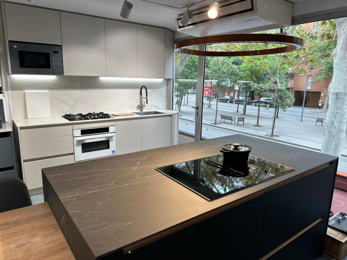 Cocina moderna con isla, estufa y ventana con vista al exterior.