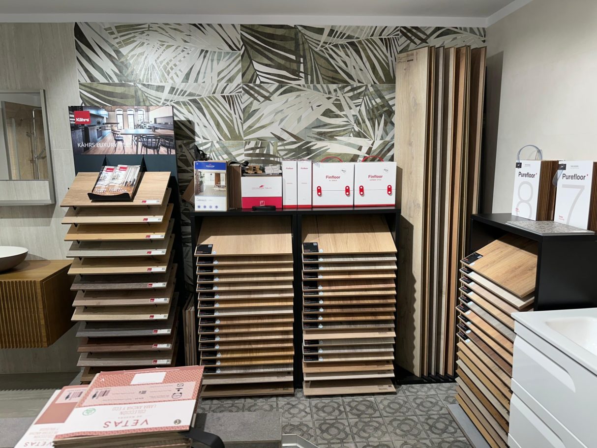Muestra de paneles de madera y materiales de decoración en una tienda.