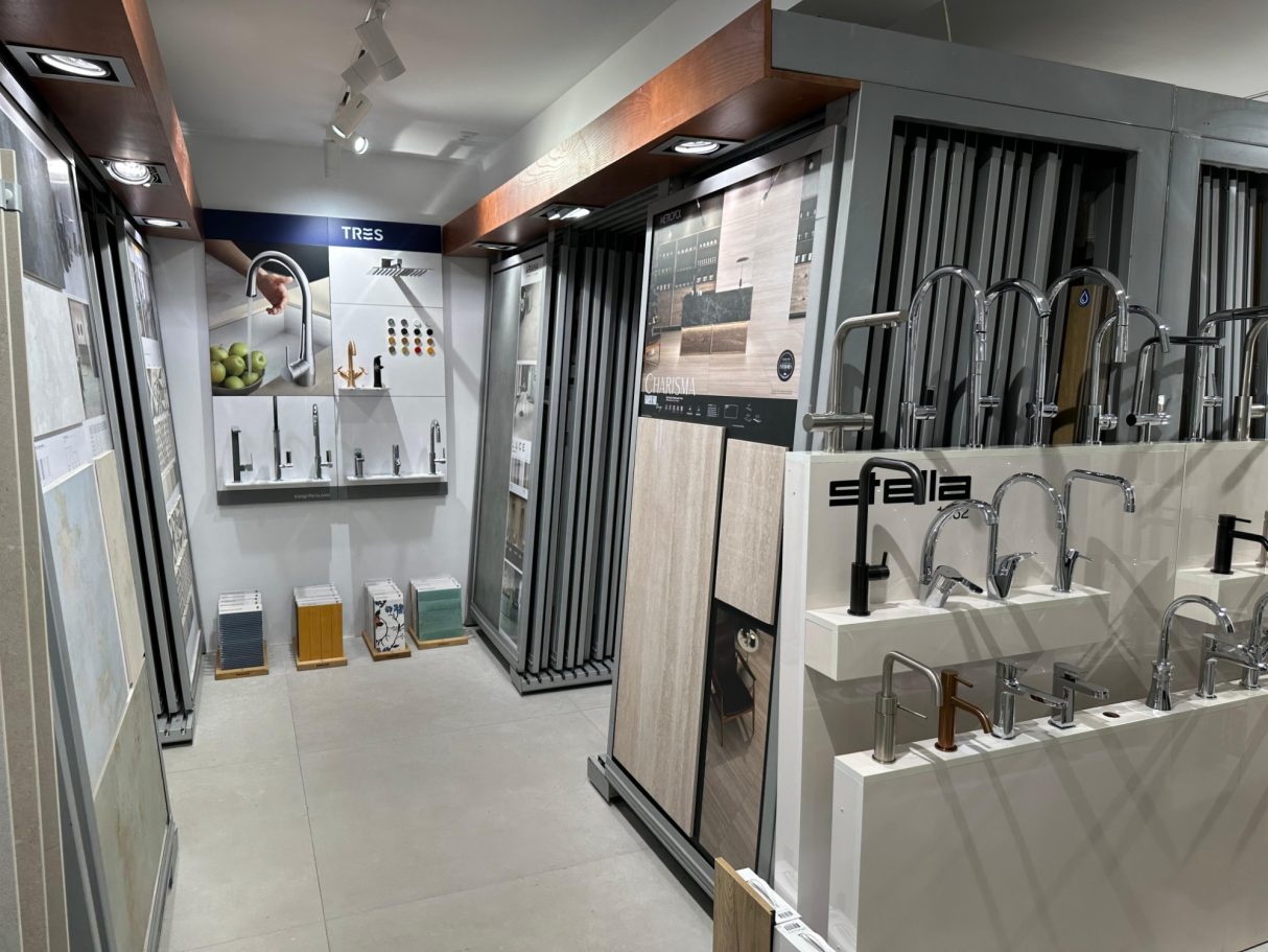 Exposición de grifos y accesorios de baño en un ambiente moderno y organizado.